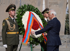 Նորընտիր նախագահ Վահագն Խաչատուրյանն այցելել է «Եռաբլուր» զինվորական պանթեոն