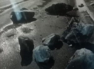 Քարաթափում Կապանում. ավտոճանապարհը դարձել է միակողմանի երթևեկելի