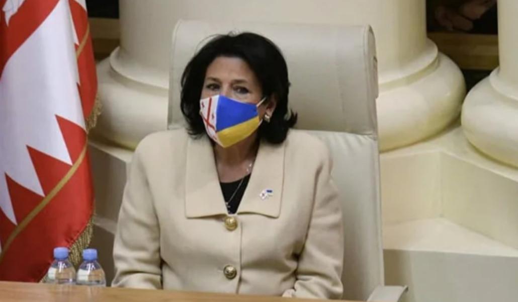 Զուրաբիշվիլի-Ուկրաինա-դրոշ-Zurabishvili-Ukraine-flag
