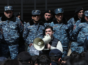 Чустики, шорты, кепка «с духом» и розовые очки: дорогой Аро, приходи, возьми свои подарки: участник акции