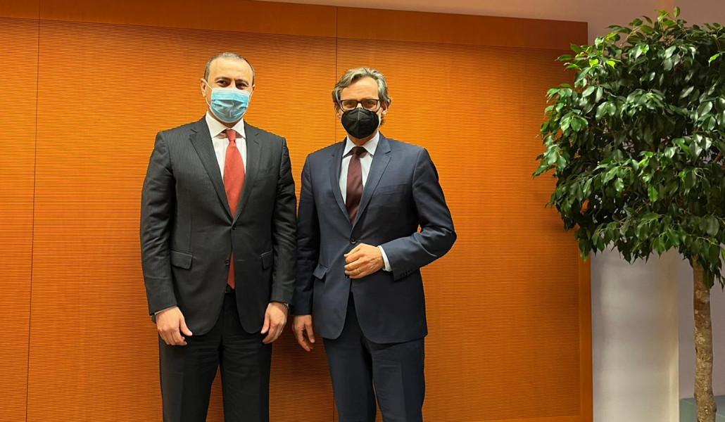 D257FE8B-48BD-4708-9769-5A250EEB1C8A