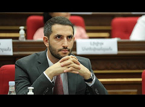 А ну-ка, положите эту Вашу руку обратно и успокойтесь! Рубинян