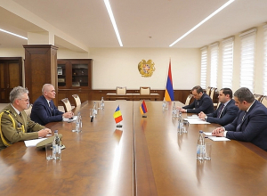 Министр обороны РА принял посла Румынии в РА