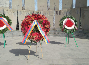 Սերժ Սարգսյանի անունից ծաղկեպսակ է դրվել «Եռաբլուր» զինվորական պանթեոնում