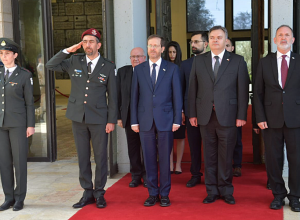 Դեսպան Արման Հակոբյանն իր հավատարմագրերը հանձնեց Իս­րա­յելի Պետության նախագահ Յիցխակ Հերցոգին