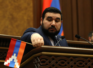 Когда вздор становится повседневной работой, бывшие МО приходят в НС с флагом Арцаха: Алексанян