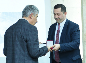 Ոսկե և արծաթե մեդալներ են շնորհվել ԵՊՀ պրոֆեսորադասախոսական կազմին. ԻԿՄ ֆակուլտետի 50-ամյակն էր