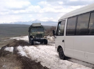 «Տառերի Պուրակ» կոչվող տարածքից Ամբերդ տանող ավտոճանապարհին մեքենան արգելափակվել է