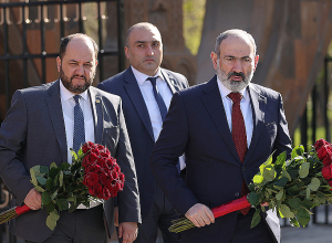 Նիկոլ Փաշինյանը հարգանքի տուրք է մատուցել Կարեն Դեմիրճյանի հիշատակին