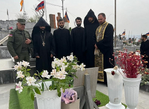 Սուրբ Էջմիածնի միաբանությունը և ՀՀ Զու Հոգևոր առաջնորդության գնդերեցներն այցելեցին «Եռաբլուր»