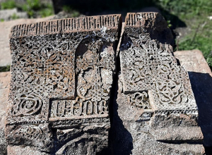 Առինջի «Խաչքարերի դաշտը» կմաքրվի. կդադարեցվեն ապօրինի գործողությունները