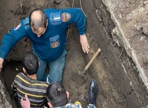 Գյումրի «Արաքս» հյուրանոցի մոտ պատ է փլուզվել․ աշխատակիցն արգելափակվել է փոսում