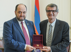 Ավստրալահայ բարերար Հերոս Դիլանչյանը պարգևատրվել է ՀՀ վարչապետի հուշամեդալով