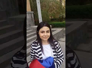 Студенты установили перед ЕГУ новый флаг Арцаха