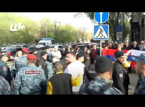 Накалённая обстановка возле посольства РФ