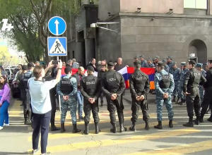 Полицейские, встав в стену, охраняют здание посольства РФ