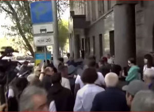 Վիճաբանություն ռուս և հայ ակտիվիստի միջև՝ ՌԴ դեսպանատան մոտ