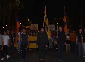 Էջմիածնում տեղի ունեցավ երթ-մոմավառություն՝ նվիրված Հայոց Ցեղասպանության  տարելիցին