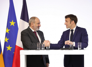 Никол Пашинян поздравил Эммануэля Макрона с переизбранием на пост президента