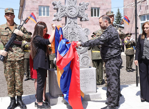 Գյումրիում բացվել է 44-օրյա պատերազմում զոհված հրաձիգ Ռաֆիկ Սահակյանին նվիրված խաչքար