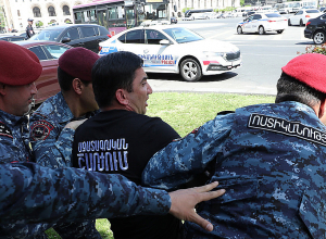 Полиция продолжает задерживать протестующих