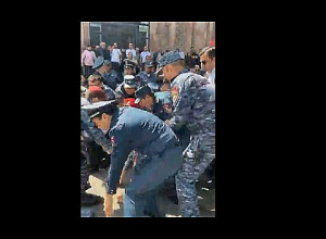 Քաշքշուկ, հրմշտոց, գետին տապալված ոստիկան և բերման ենթարկված ցուցարարներ