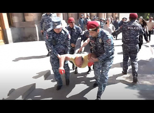 Полицейские, держа за руки и за ноги, задержали депутата Тадевоса Аветисяна