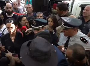 Զոհված զինծառայողների ծնողները դատախազության դիմաց են. Դավթյանը որոշում է կայացրել. ՈւՂԻՂ