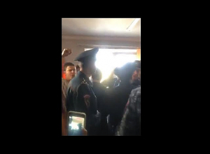 Перебранка в Северном университете: полицейские вошли вовнутрь: ректор запрещает установку флага