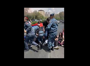 Полиция задержала молодых людей, перекрывших улицу Абовяна