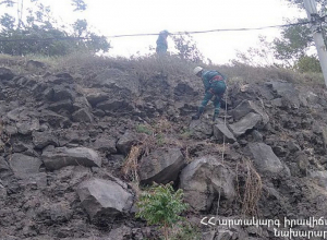 Երևանի Աթենքի փողոցում քարաթափման վտանգ կա․ ահազանգ