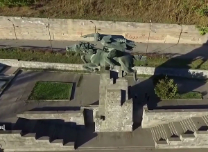 Он поранил бедро и ухо пенсионера режущим и колющим инструментом