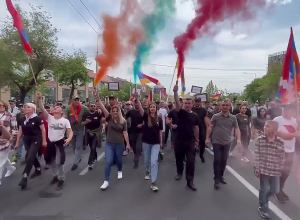 Ակցիայի մասնակիցները քայլերթով շարժվում են Ֆրանսիայի հրապարակ