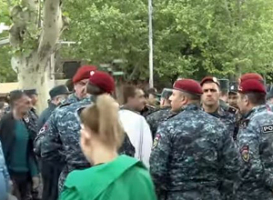 Մեծ թվով ոստիկանական ուժեր են կուտակվել Ֆրանսիայի հրապարակում