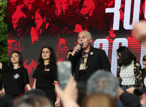 Շուշան Պետրոսյանը երգեց հանրահավաքի ժամանակ