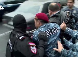 Накалённая обстановка: полиция силой открыла улицу и задержали участников акции