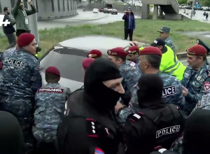 Полиция вытолкнула машину с улицы