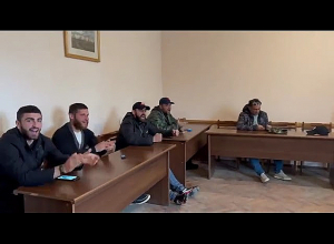 Протестующие в отделении полиции