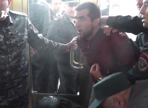 Գլխից վիրավոր ա, թողեք գնա․ ոստիկանները բերման են ենթարկում Մանկավարժական ներխուժած ցուցարարներին