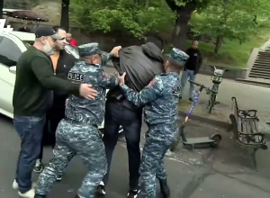 Накалённая обстановка: полицейские задерживают демонстрантов, перекрывших проспект Баграмяна