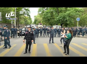 Большое количество сотрудников полиции патрулирует перекрёсток Баграмян-Демирчян