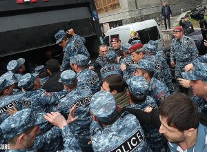 Ոստիկանությունը անհամաչափ ուժի գործադրմամբ  ձերբակալել է «Հայրենիք» կուսակցության շուրջ 30 անդամների․ Բաբայան