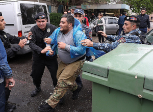Граждане перекрыли улицы мусорными баками
