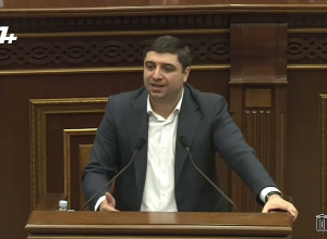 У Кочаряна и Саркисяна очень большие уши и видно, что они стоят за борьбой