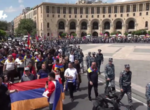 Մեծ թվով ոստիկաններ հրապարակում միացան երթի մասնակիցներին՝ հսկելու կառավարության անվտանգությունը