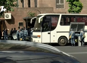 Ուղիղ միացում ԱԺ-ի դիմացից․ այստեղ մեծաթիվ ոստիկաններ են կուտակվել