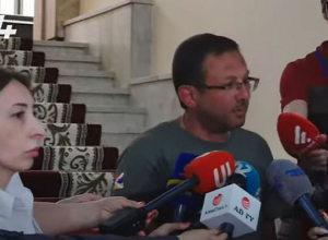 Գեղամ Մանուկյանը լրագրողի ձեռքից վերցրեց բարձրախոսը