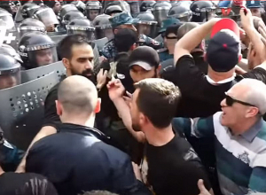 Էդ դուբինկեն պահել ես, որ խփե՞ս․ հրմշտոց ոստիկանների և ցուցարարների միջև