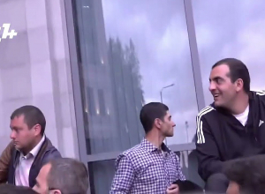 Իշխան Սաղաթելյանն Արցախի դրոշով մտավ ԱԳՆ-ի շենք