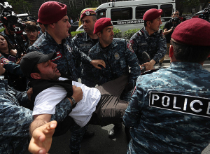 Применив силу, полиция открыла улицу